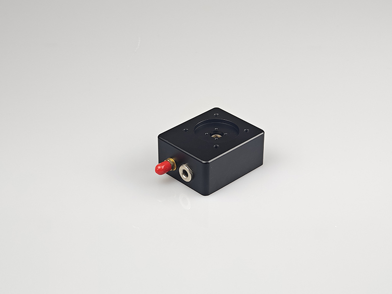 DET20系列光電探測(cè)器采用一顆320-1100nm響應(yīng)的Si硅光電二極管，不帶放大電路，適合用于探測(cè)mW級(jí)光功率，該系列探測(cè)器擁有幾乎無(wú)法察覺的噪聲。