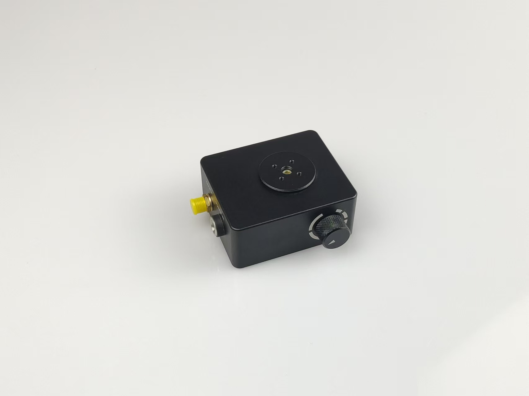 PD510U是一款低噪聲、帶集成放大器的可調增益硅光電探測器，適用于自由空間光學系統(tǒng)。該裝置包括光電二極管、跨阻放大器、驅動級放大器、射頻連接器等。輸出端使用SMA連接器，以減小尺寸并最大限度的提高頻率響應，探測器帶寬和增益共有八個檔位。