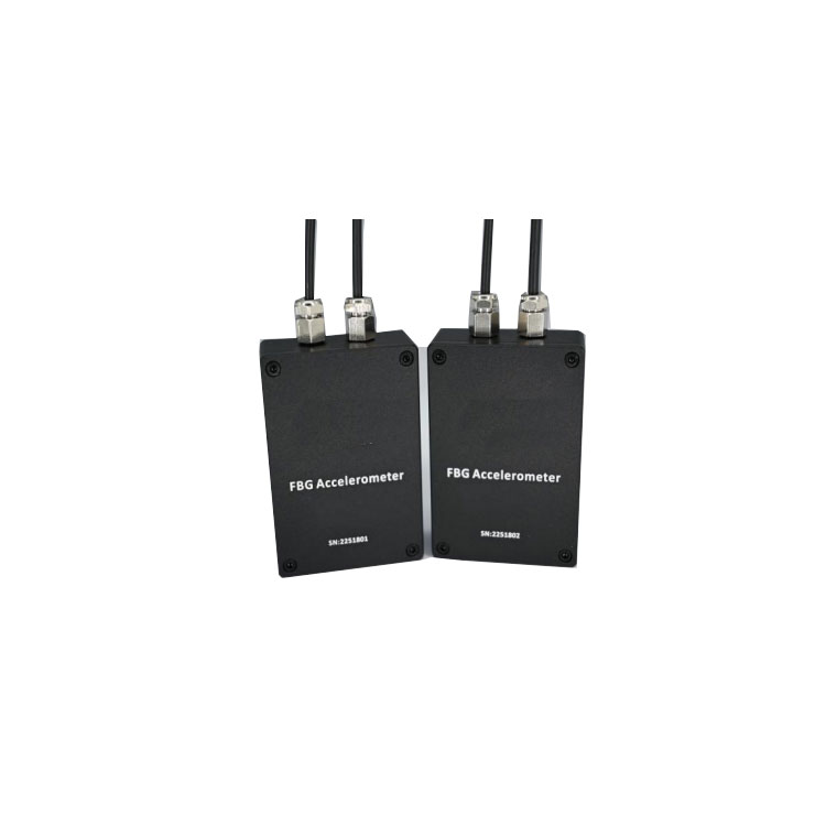 光纖光柵加速度計(jì) FBG-S-A-L-02 將光纖光柵正確封裝后的加速度變化傳遞給光纖光柵，結(jié)合快速光纖光柵解調(diào)技術(shù)，通過測(cè)量光纖光柵的波長偏移來計(jì)算加速度。