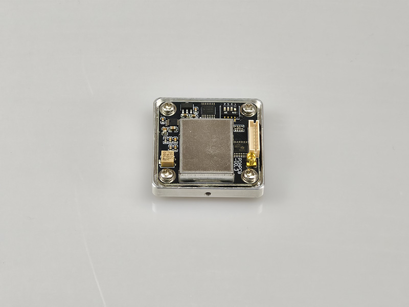 PDAPCB10是一款低噪聲、帶集成放大器的可調增益硅光電探測器，適用于自由空間光學系統(tǒng)。該裝置包括光電二極管、跨阻放大器、驅動級放大器、射頻連接器等。電路板具有4個3.2mm通孔，間距為30mm，可以兼容籠式系統(tǒng)或安裝在自定義的外殼和設備中。