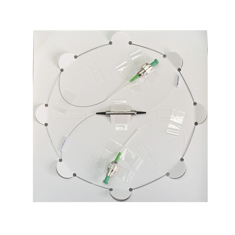 它具有寬工作波長、高隔離度&低插入損耗&低 PDL、高穩(wěn)定性和可靠性等特點，常用于 EDFA&Testing 儀器、發(fā)射機、波分復(fù)用器&DWDM 系統(tǒng)等。